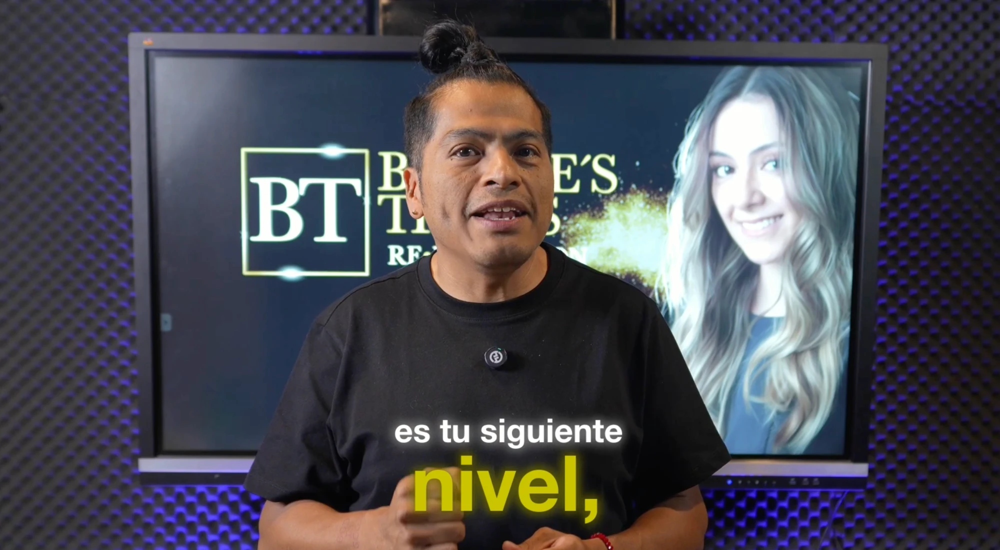Enrique Flores presentando Re·Evolution frente a pantalla con resultado de coloración